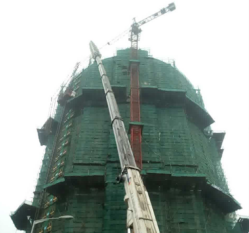 聊城市吊车在工地上作业